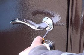 Замена дверной ручки металлической двери в Шебекино